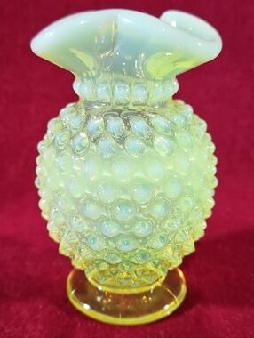 Beautiful Fenton Uranium Vaseline Topaz Opalescent Hobnail Glass Bud Vase